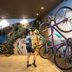 Girona Cycling Lovers - f18cf-hotel-ciutat-de-girona-cycling-center-bicis-penjant-19.jpg